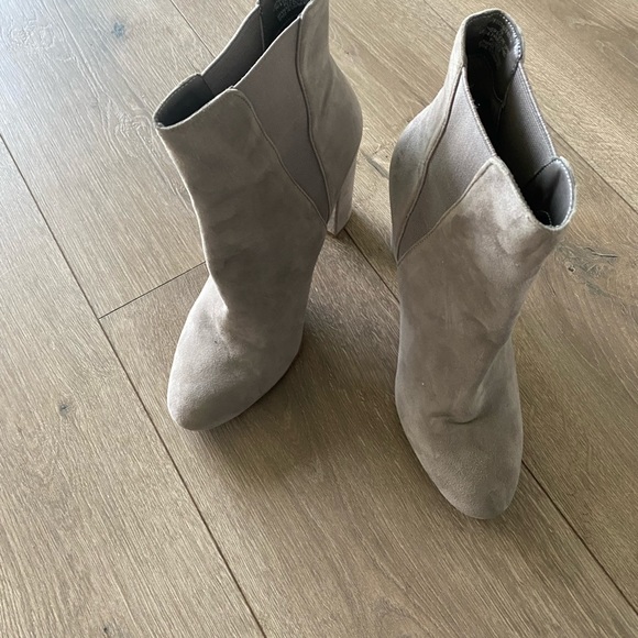 💥PRICE⬇️
STEVE MADDEN - Effect Grey Ankle Booties - 7M - - Picture 8 of 10